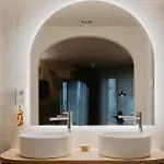 Petit Luxe Hotel