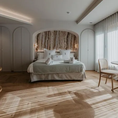 Petit Luxe Hotel 4*
