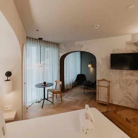 Petit Luxe Hotel 4*