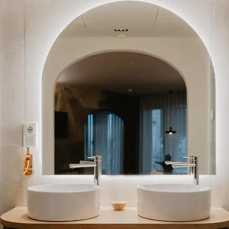 Petit Luxe Hotel