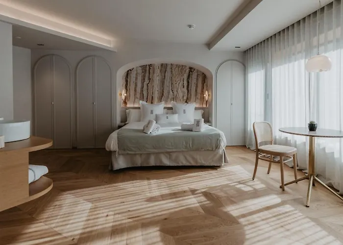 Petit Luxe Hotel 2*